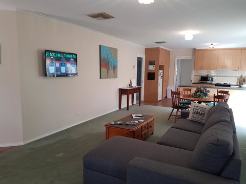 Cobram Cottage - Goulburn Accommodation 3