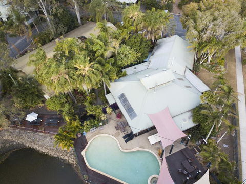 Colonial Village Cabins, Camping & Tours - Hervey Bay YHA - Goulburn Accommodation 1