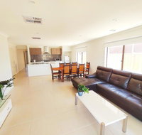 Comfortable 5BR House 6mins to Werribee Station.Great Ocean Road tourist stopover - Goulburn Accommodation
