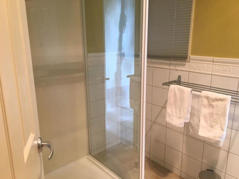 Cottage 1 Relax And Self Isolate In With Hot Tub - Goulburn Accommodation 3