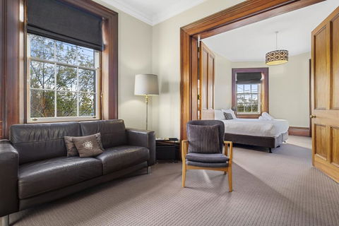 Cromwell Apartment - 3 Red Doors Battery Point - Goulburn Accommodation 1