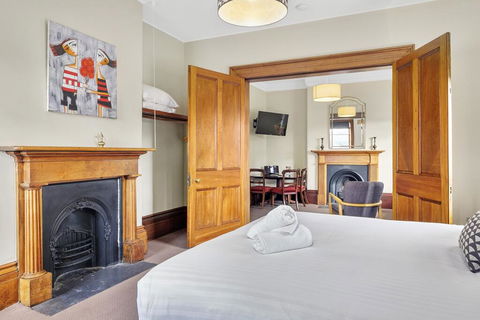 Cromwell Apartment - 3 Red Doors Battery Point - Goulburn Accommodation 3