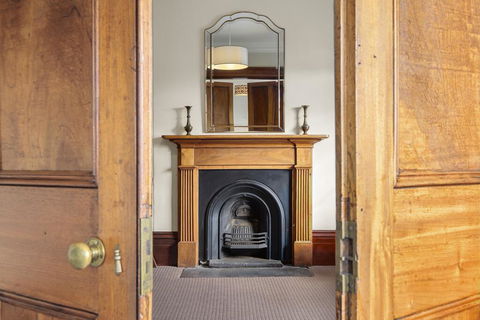 Cromwell Apartment - 3 Red Doors Battery Point - Goulburn Accommodation 2