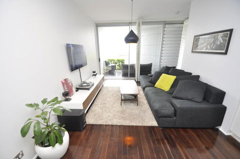Darlinghurst Self-Contained Modern One-Bedroom Apartment (313 BUR) - Goulburn Accommodation 3