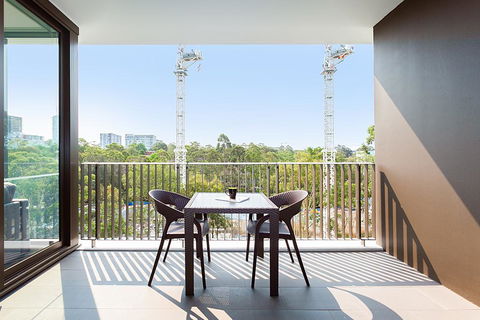 Designer Apartment With Balcony In Quiet Suburb - Goulburn Accommodation 3