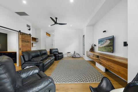 Due North Beach House - Goulburn Accommodation 1