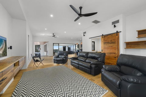 Due North Beach House - Goulburn Accommodation 2