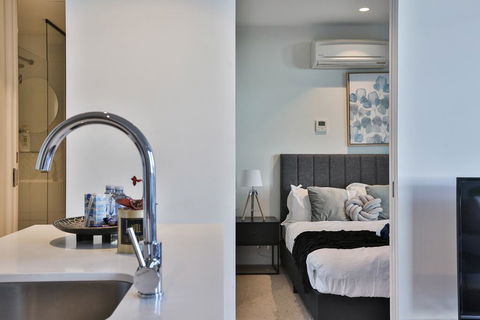EQ TOWER Melbourne CBD APT - Goulburn Accommodation 1
