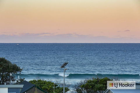 EXCLUSIVE OCEAN VIEW PENTHOUSE ON MARINE PARADE - Goulburn Accommodation 1
