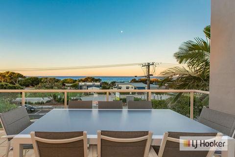 EXCLUSIVE OCEAN VIEW PENTHOUSE ON MARINE PARADE - Goulburn Accommodation 0