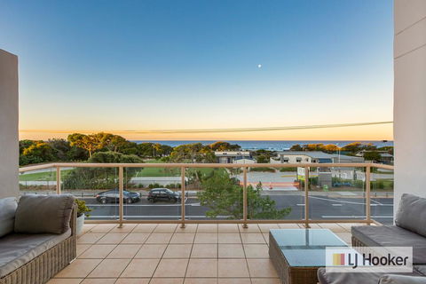 EXCLUSIVE OCEAN VIEW PENTHOUSE ON MARINE PARADE - Goulburn Accommodation 3