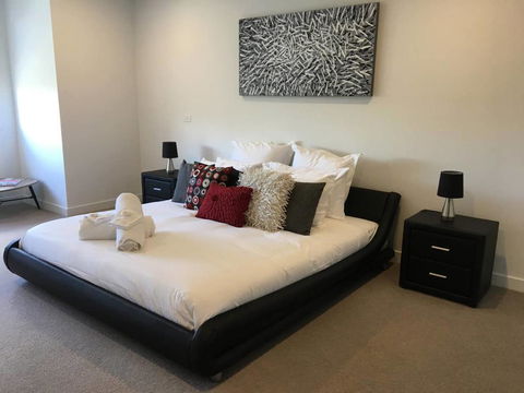 Executive Mansion, Spring Racing, Melbourne Cup - Goulburn Accommodation 0