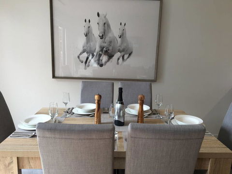 Executive Mansion, Spring Racing, Melbourne Cup - Goulburn Accommodation 1