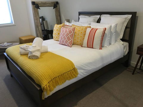 Executive Mansion, Spring Racing, Melbourne Cup - Goulburn Accommodation 2