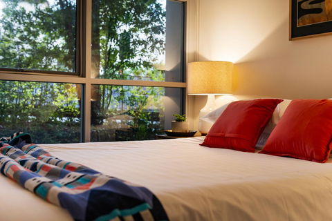 Explore Sydney From A Peaceful Modern Apartment - Goulburn Accommodation 2