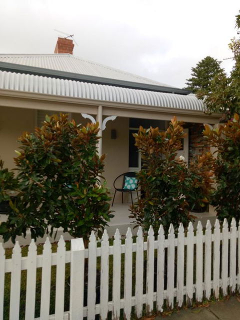 FUNKY COTTAGE - Goulburn Accommodation 0