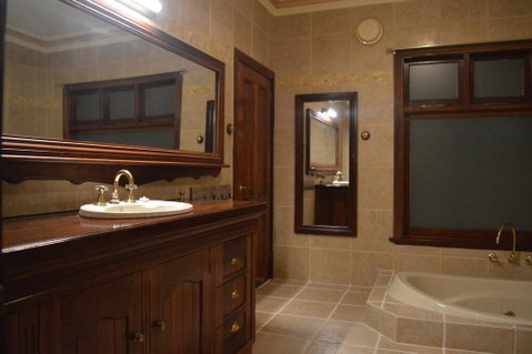 Gargoyle Lodge - Goulburn Accommodation 2