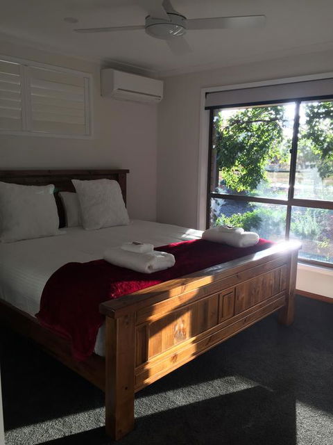 Holly House BnB - Goulburn Accommodation 0