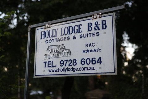 Holly Lodge - Goulburn Accommodation 1