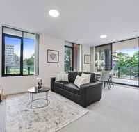 HomeHotel walking distance to Train and Westfield. - Goulburn Accommodation