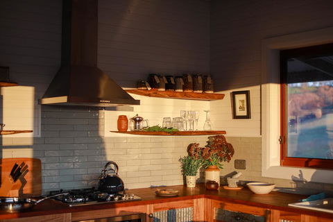 Kestrel Nest EcoHut - Goulburn Accommodation 1