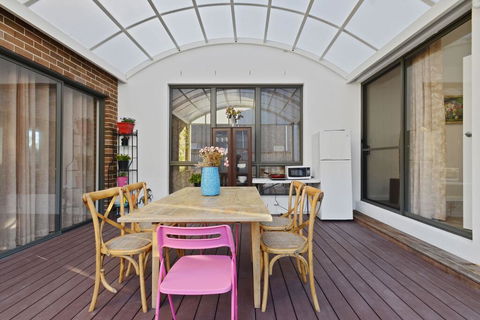KOZYGURU Belrose Modern Designer 2 Bed + FREE Parking - Goulburn Accommodation 0