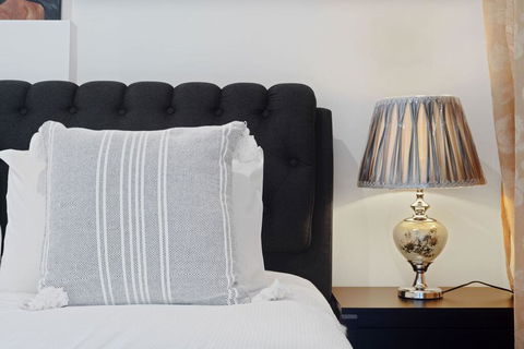 KOZYGURU Belrose Modern Designer 2 Bed + FREE Parking - Goulburn Accommodation 1