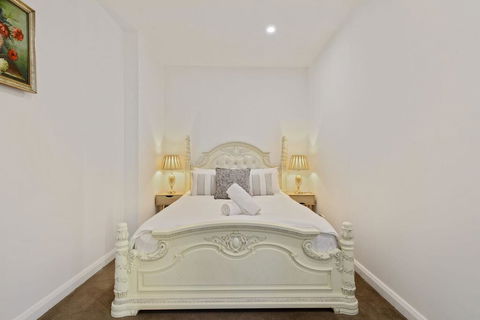KOZYGURU Belrose Modern Designer 2 Bed + FREE Parking - Goulburn Accommodation 2