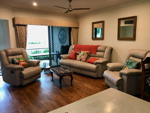 Lake Breeze - Goulburn Accommodation 2