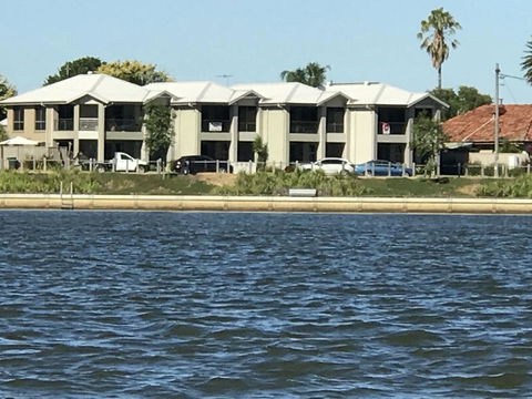 Lake Breeze - Goulburn Accommodation 0