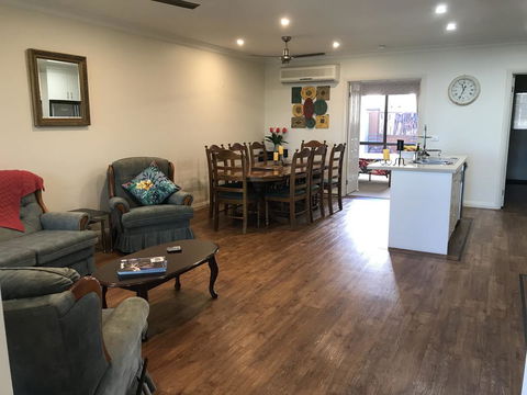 Lake Breeze - Goulburn Accommodation 3