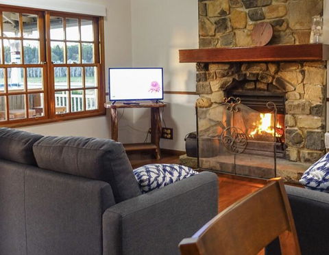 Lakefront Holiday Villa - Goulburn Accommodation 1