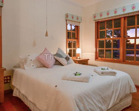 Lakefront Holiday Villa - Goulburn Accommodation 2