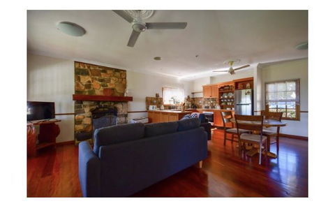 Lakefront Holiday Villa - Goulburn Accommodation 0