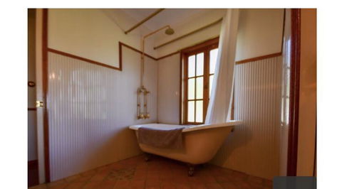Lakefront Holiday Villa - Goulburn Accommodation 3