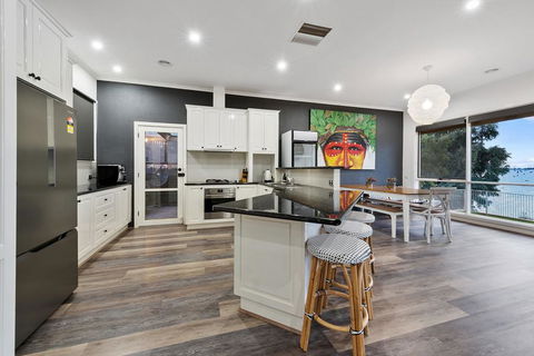 Lakeside Landing - Waterfront - Goulburn Accommodation 3