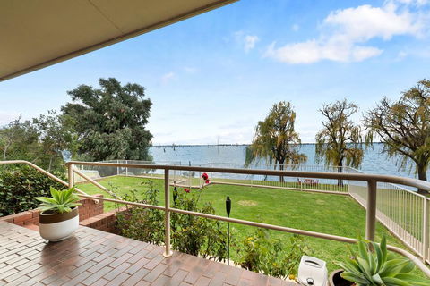 Lakeside Landing - Waterfront - Goulburn Accommodation 2