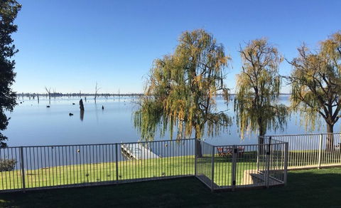 Lakeside Landing - Waterfront - Goulburn Accommodation 1