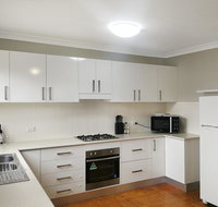 Large 5-Bedroom House with Wifi  Netflix Close to Taronga Western Plains Zoo - Goulburn Accommodation
