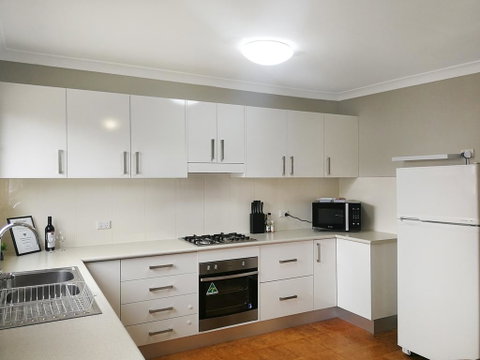 Large 5-Bedroom House With Wifi & Netflix Close To Taronga Western Plains Zoo - Goulburn Accommodation 0
