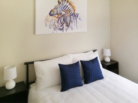 Large 5-Bedroom House With Wifi & Netflix Close To Taronga Western Plains Zoo - Goulburn Accommodation 2
