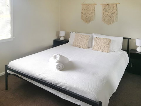 Large 5-Bedroom House With Wifi & Netflix Close To Taronga Western Plains Zoo - Goulburn Accommodation 3