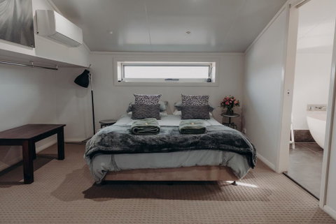 Lazy River Estate Boat House Villa - Goulburn Accommodation 1