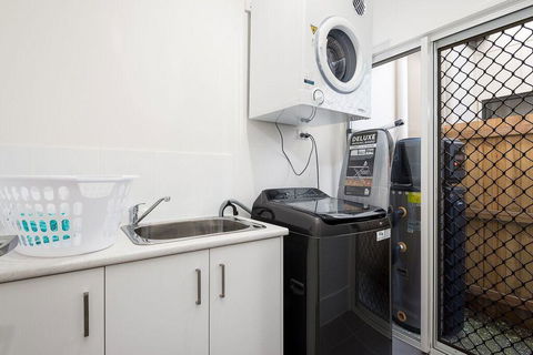 Luxury Home Close To Sleemans, QE2 Hospital & Griffith Uni - Goulburn Accommodation 1