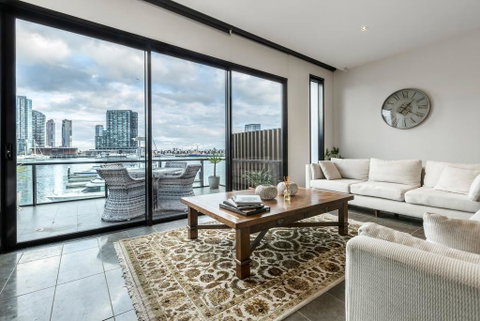 Luxury Waterfront 4BDR Townhouse With Amazing Views - Goulburn Accommodation 1