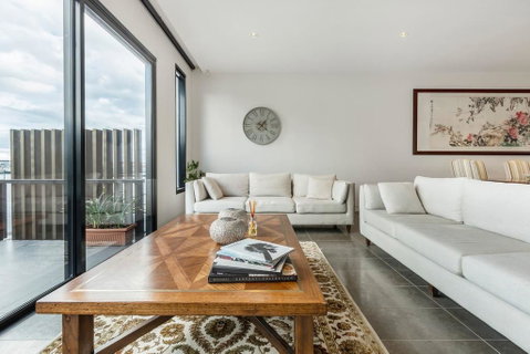 Luxury Waterfront 4BDR Townhouse With Amazing Views - Goulburn Accommodation 2