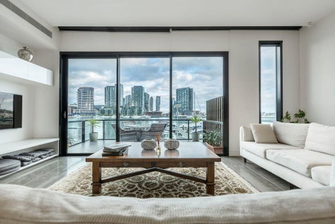 Luxury Waterfront 4BDR Townhouse With Amazing Views - Goulburn Accommodation 0
