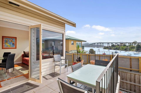 Manfield City Waterfront View Cottage - Goulburn Accommodation 1