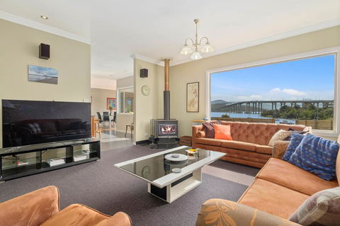 Manfield City Waterfront View Cottage - Goulburn Accommodation 0