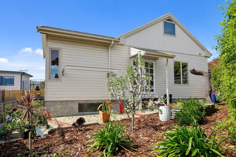 Manfield City Waterfront View Cottage - Goulburn Accommodation 2